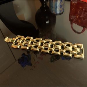 Golden fashion bracelet💎